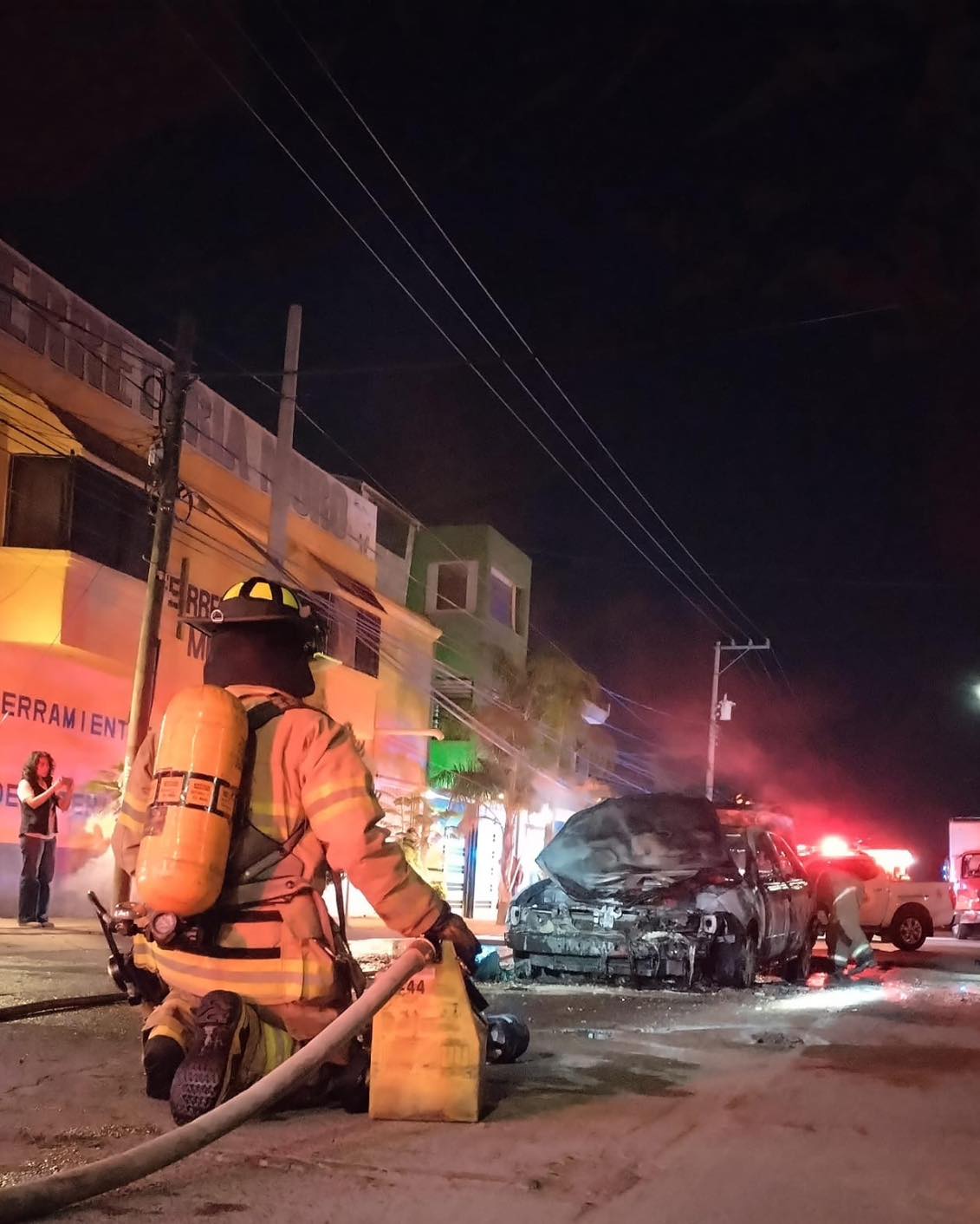 BOMBEROS DEL MUNICIPIO DE AGUASCALIENTES SOFOCARON INCENDIO DE VEHÍCULO